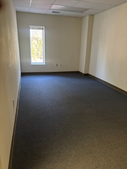 More Photos Of 12 Salters Creek Rd, Hampton Office For Lease