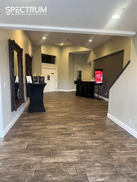 More Photos Of 2111 Industrial Ct, Vista Flex For Lease