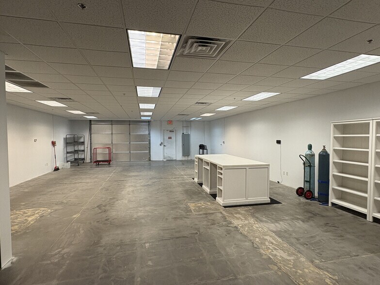 More Photos Of 2222 W Parkside Ln, Phoenix Research And Development For Lease