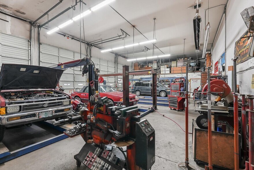 More Photos Of 555 N Pacific Hwy, Woodburn Auto Repair For Sale