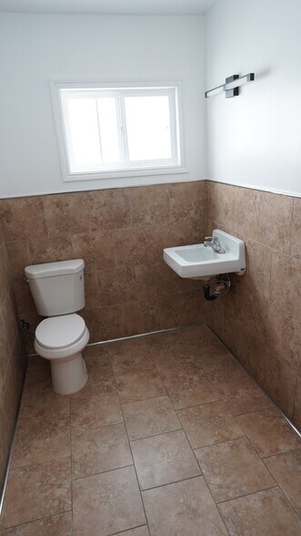 More Photos Of 16616 Ventura Blvd, Encino Restaurant For Lease