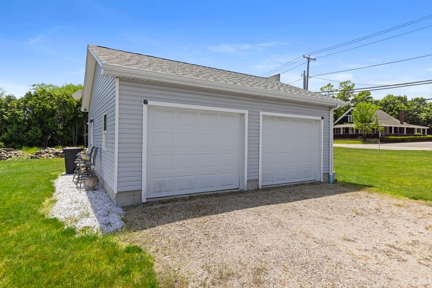 More Photos Of 3055 E Main Rd, Portsmouth Flex For Sale