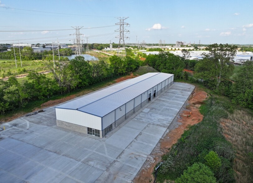 More Photos Of 1070B Progress Dr, Clarksville Warehouse For Lease