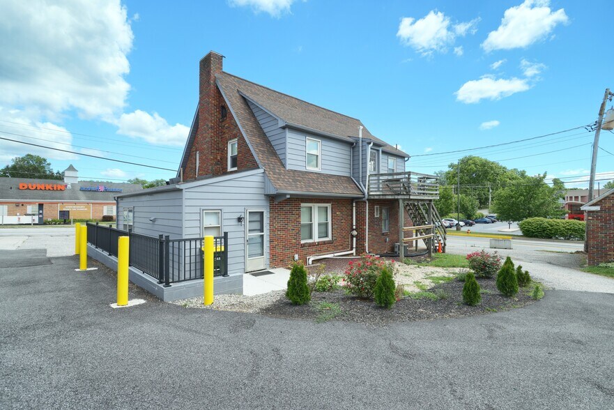 More Photos Of 550 S Main St, Shrewsbury Freestanding For Lease