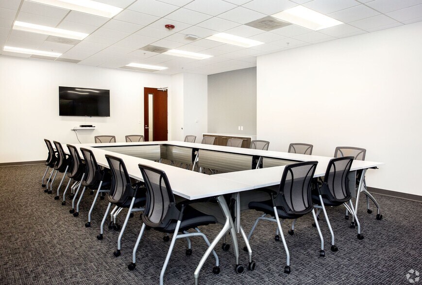 More Photos Of 12802 Tampa Oaks Blvd, Tampa Office For Lease