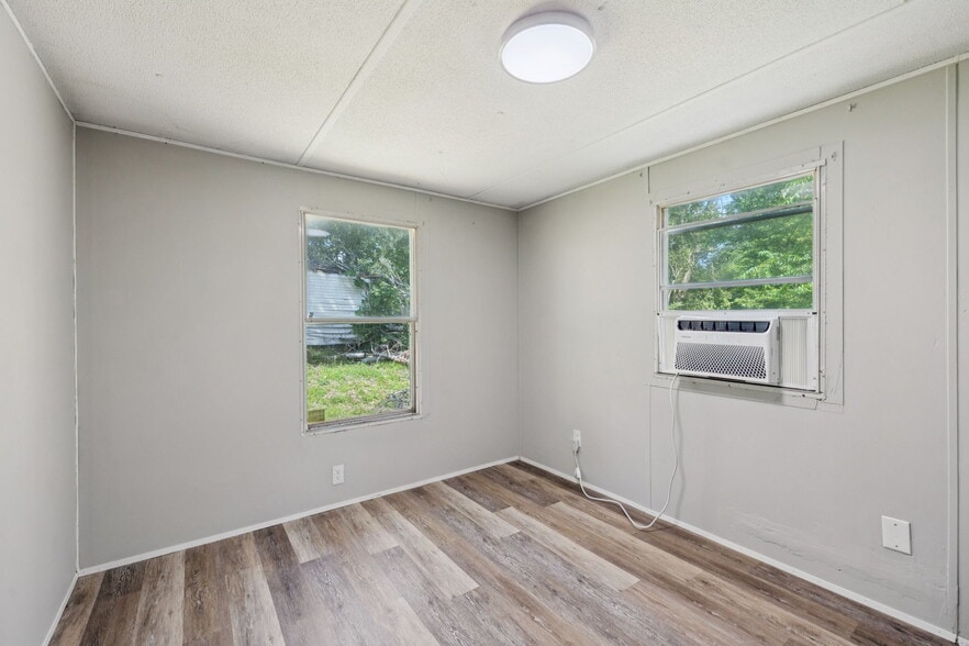 More Photos Of 9314 Beeler Ct, Bon Aqua Manufactured Housing Mobile Home Park For Sale