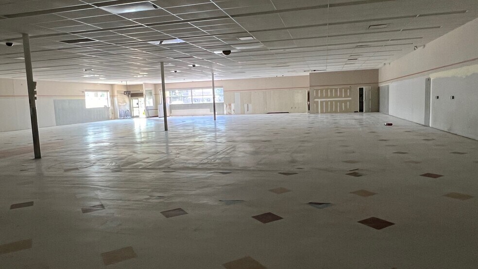 More Photos Of 1533 E Pembroke Ave, Hampton Drugstore For Lease