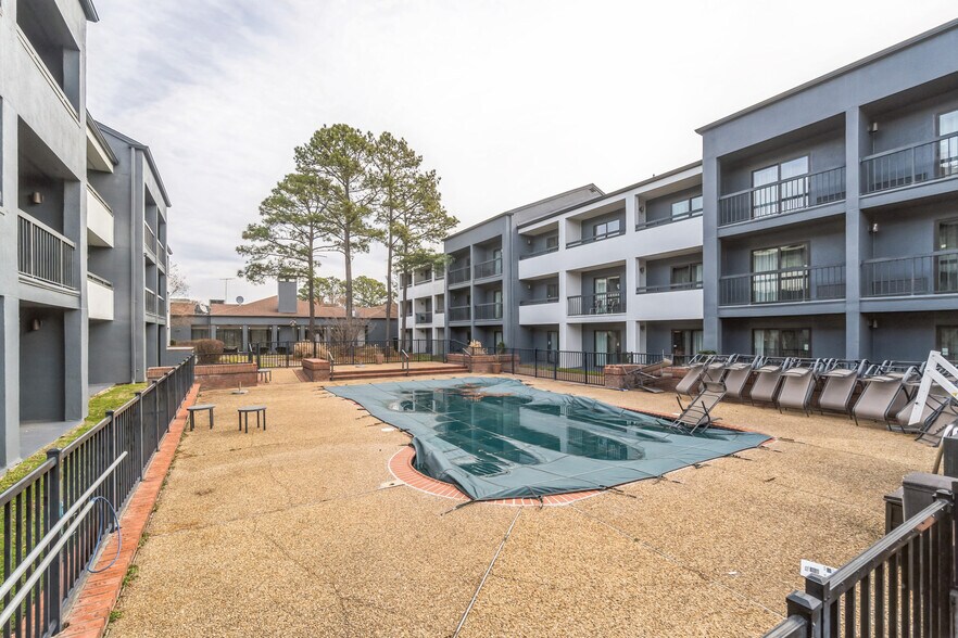 More Photos Of 1917 Coliseum Dr, Hampton Hotel For Sale