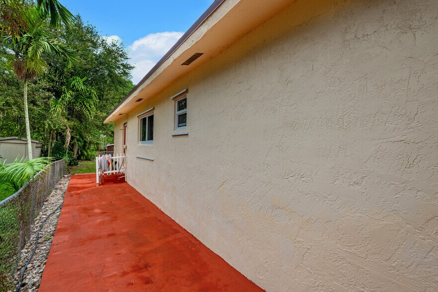 More Photos Of 4063-4065 SW 51st St, Fort Lauderdale Apartments For Sale