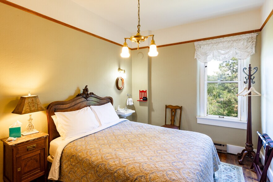 More Photos Of 40 SE Heimrich St, Dufur Hotel For Sale