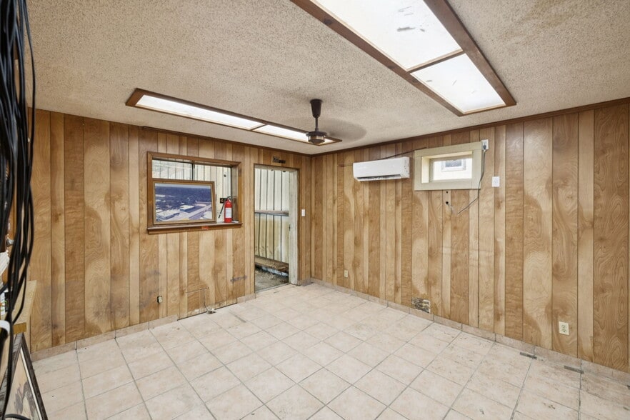 More Photos Of 100 Pecan Dr, Schertz Service For Sale