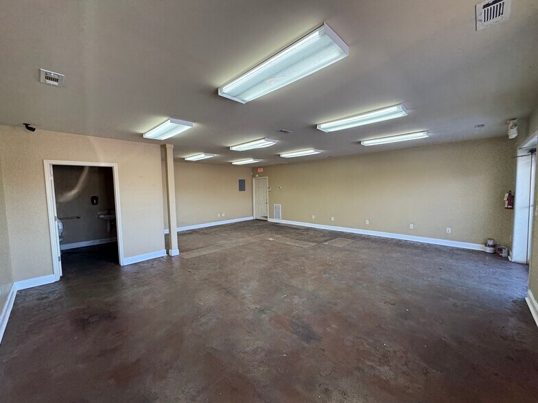 More Photos Of 1109 Jennings Ave, Seneca Flex For Lease