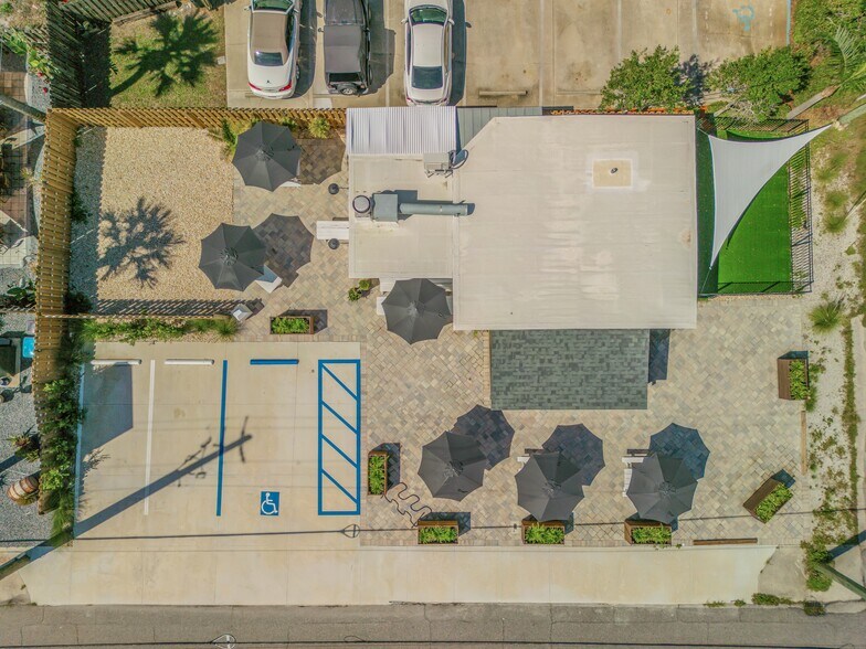 More Photos Of 218 N Orange St, New Smyrna Beach Freestanding For Sale