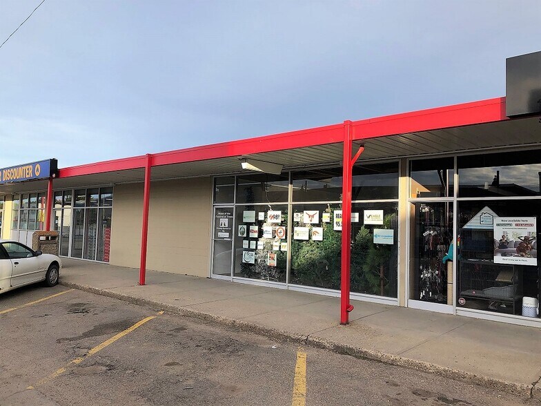 More Photos Of 5015 50 St, Ponoka Storefront For Lease