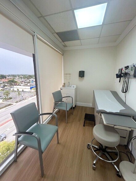 More Photos Of 900 W 49th St, Hialeah Medical For Lease