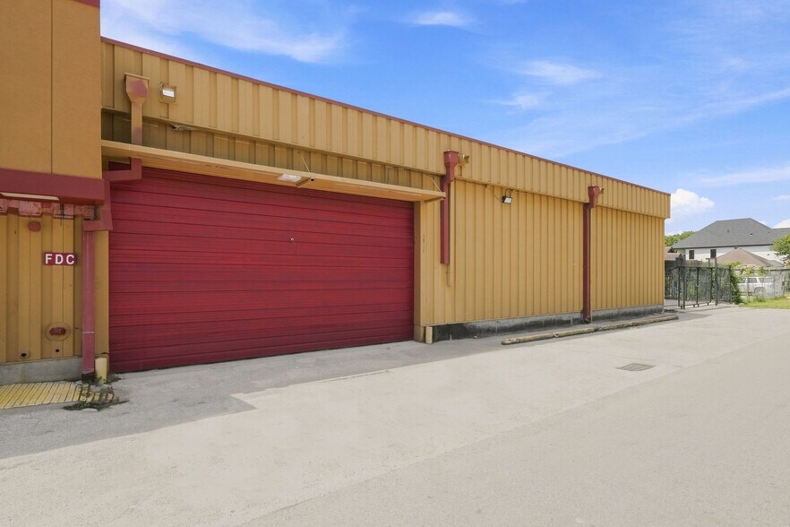 More Photos Of 5811 Lyons Ave, Houston Freestanding For Lease