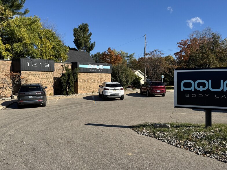 More Photos Of 1219 E Saginaw St, Lansing Medical For Lease