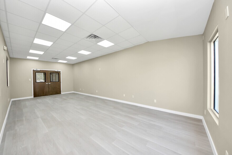 More Photos Of 1563 Live Oak St, Webster Office For Sale