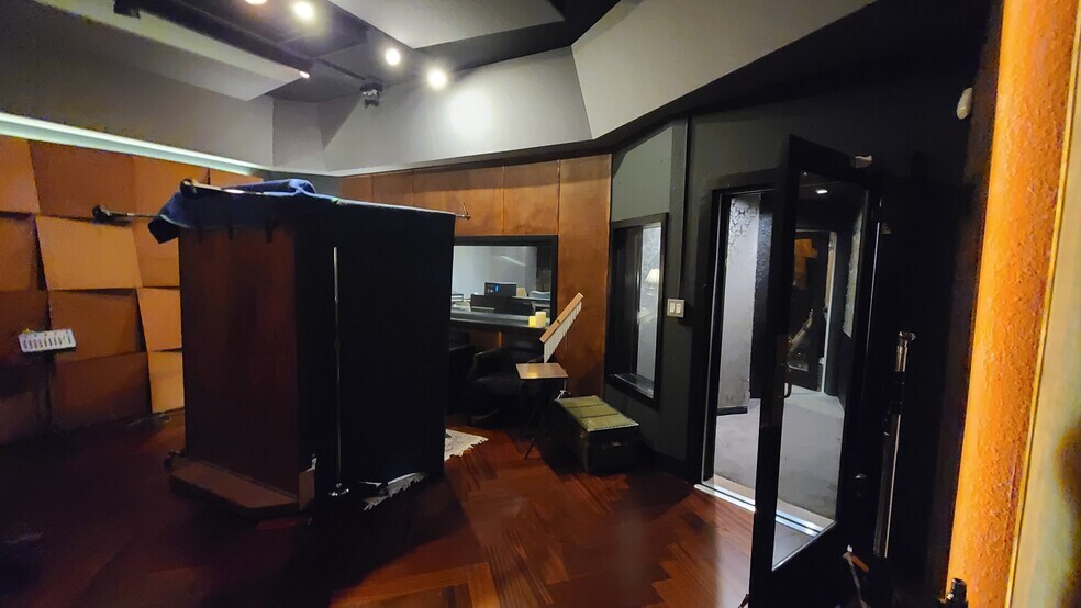 More Photos Of 3404 W Burbank Blvd, Burbank Movie Radio TVStudio For Lease