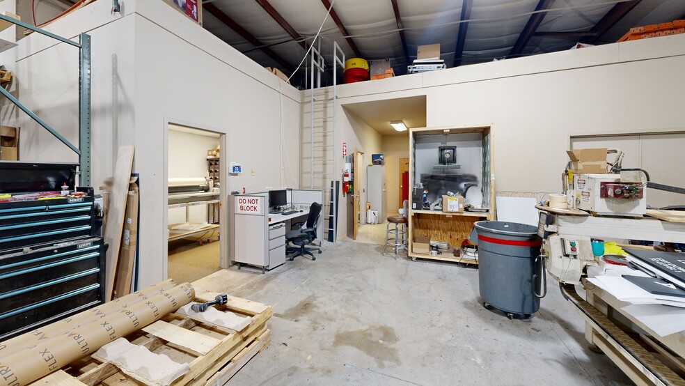 More Photos Of 1721 Acorn Dr, Rogers Warehouse For Lease