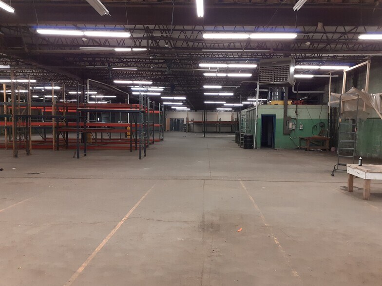 More Photos Of 20 Industrial Pl, Middletown Manufacturing For Lease
