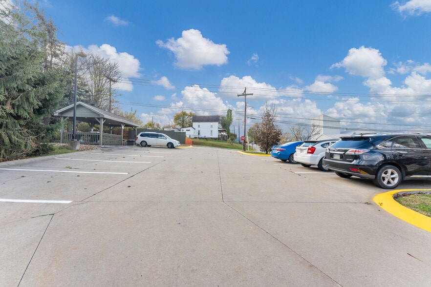 More Photos Of 975 Sheffield St, Washington Hotel For Sale