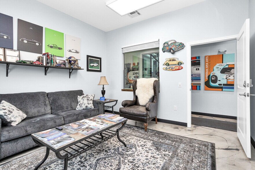 More Photos Of 1308 N Frazier St, Conroe Service For Sale