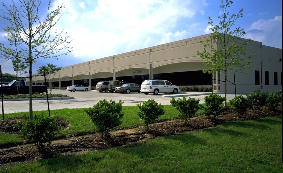 More Photos Of 16670-16700 Park Row, Houston Light Distribution For Lease