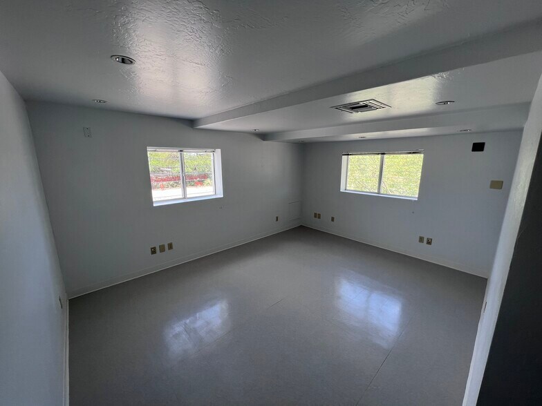 More Photos Of 811 S Santa Rita Ave, Tucson Warehouse For Lease