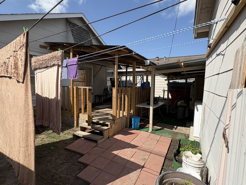 More Photos Of 405 W Jackson St, El Campo Hotel For Sale