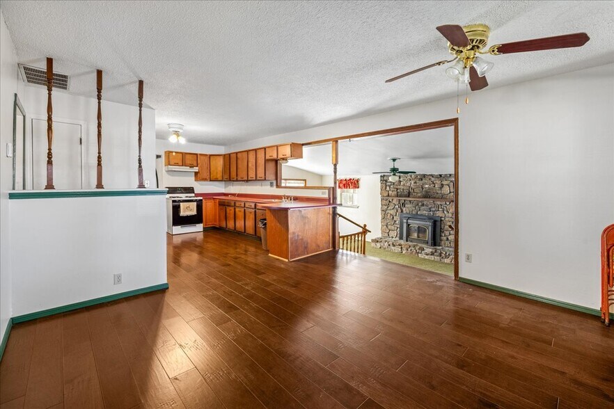 More Photos Of 1201 & 1203 SW I street St, Bentonville Flex For Sale