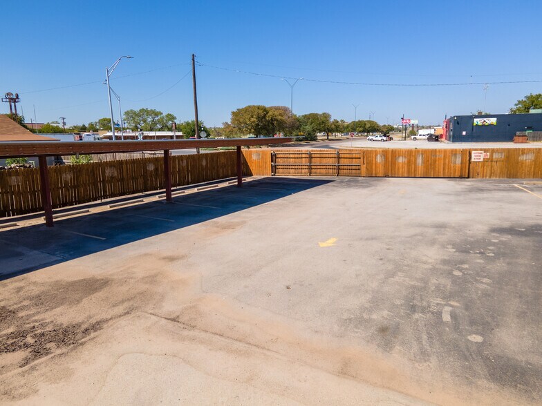 More Photos Of 1402 Old Iowa Park, Wichita Falls Specialty For Lease
