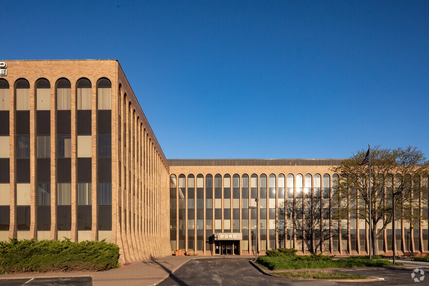 More Photos Of 2340 S River Rd, Des Plaines Office For Lease