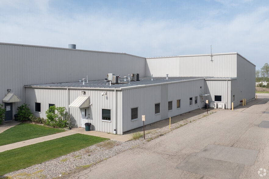 More Photos Of 3378 3 Mile Rd NW, Grand Rapids Distribution For Lease