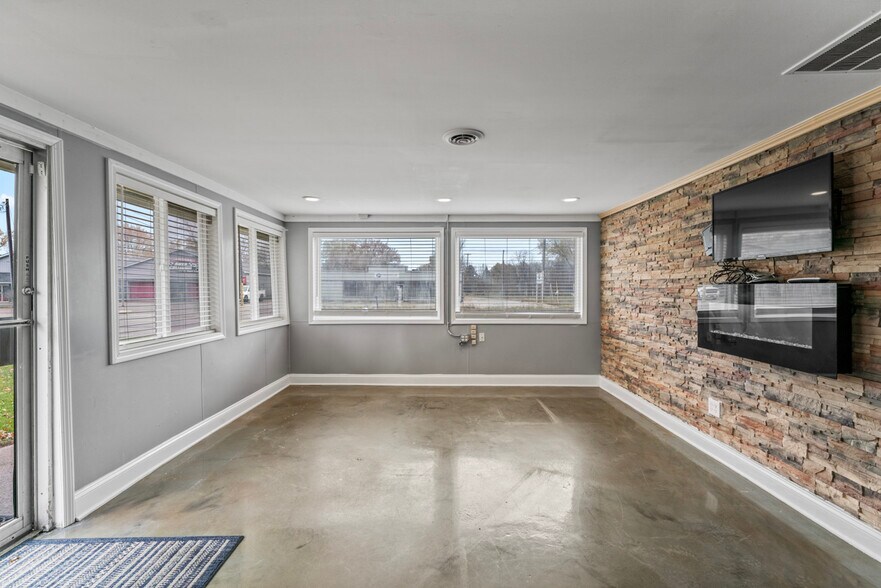 More Photos Of 4188 Fenton Rd, Flint Storefront Retail Office For Sale