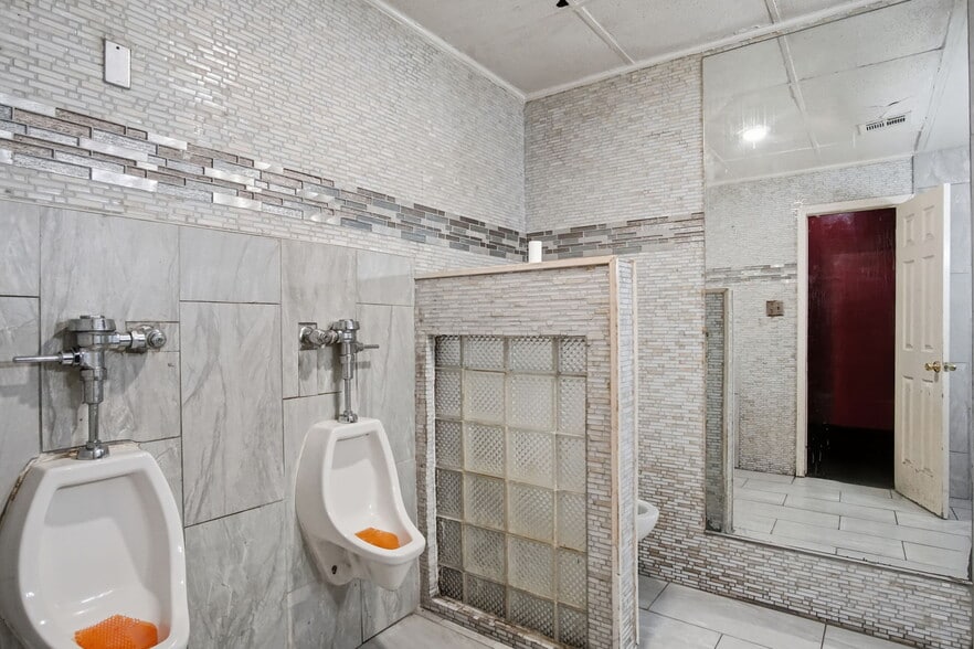 More Photos Of 1900 SE 59th Dr, Oklahoma City Bar For Sale