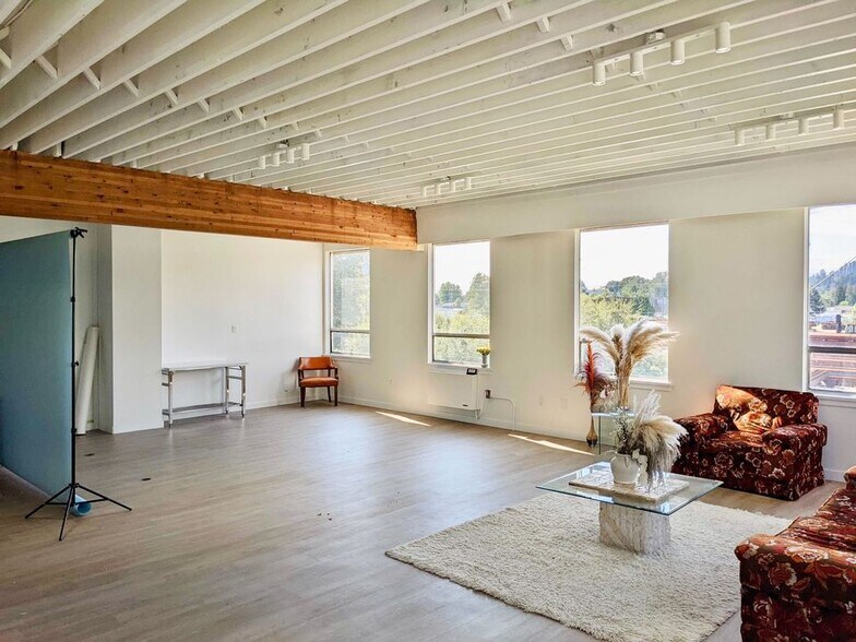 More Photos Of 8321 Willard St, Burnaby Warehouse For Lease