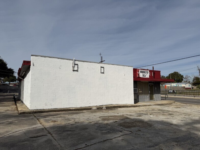 More Photos Of 1917 Cervantes St, Pensacola Freestanding For Sale