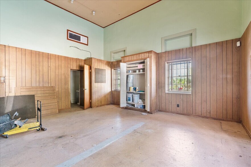 More Photos Of 710 SE 2nd St, Gainesville Warehouse For Lease