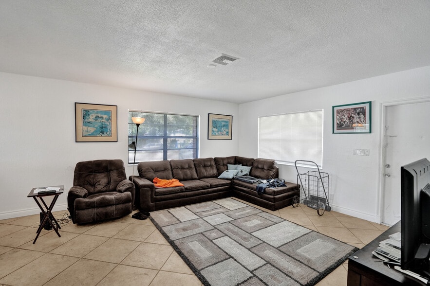 More Photos Of 5706-5708 Lincoln St, Hollywood Multifamily For Sale