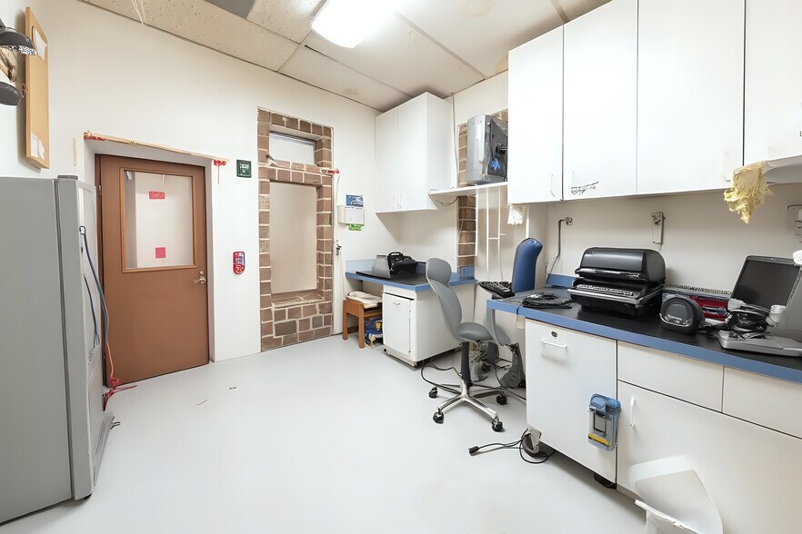 More Photos Of 6116 Rolling Rd, Springfield Medical For Sale