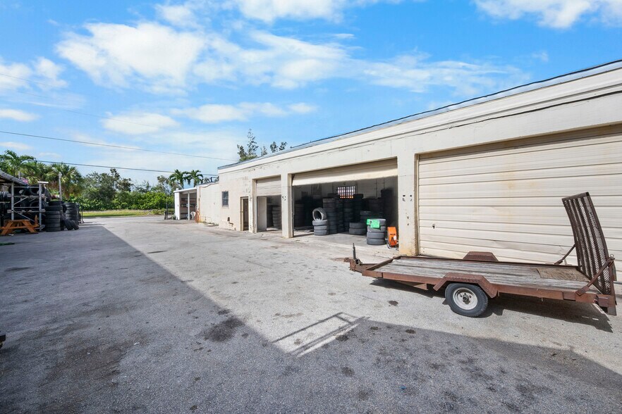 More Photos Of 3173 SE Railroad Ave, Stuart Service For Sale