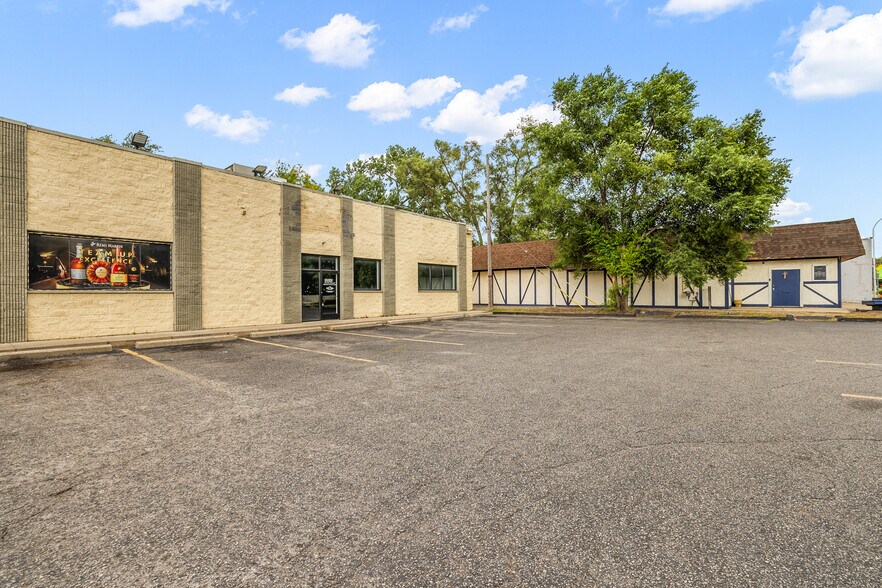 More Photos Of 10840-10850 W 9 Mile Rd, Oak Park Freestanding For Lease