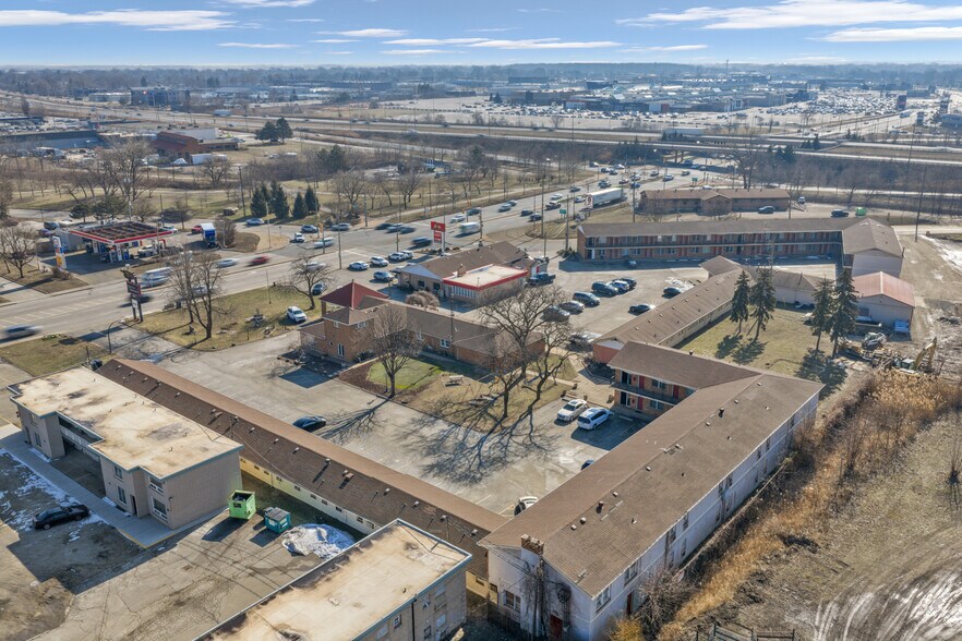 More Photos Of 2889 Howard Av, Windsor Hotel For Sale