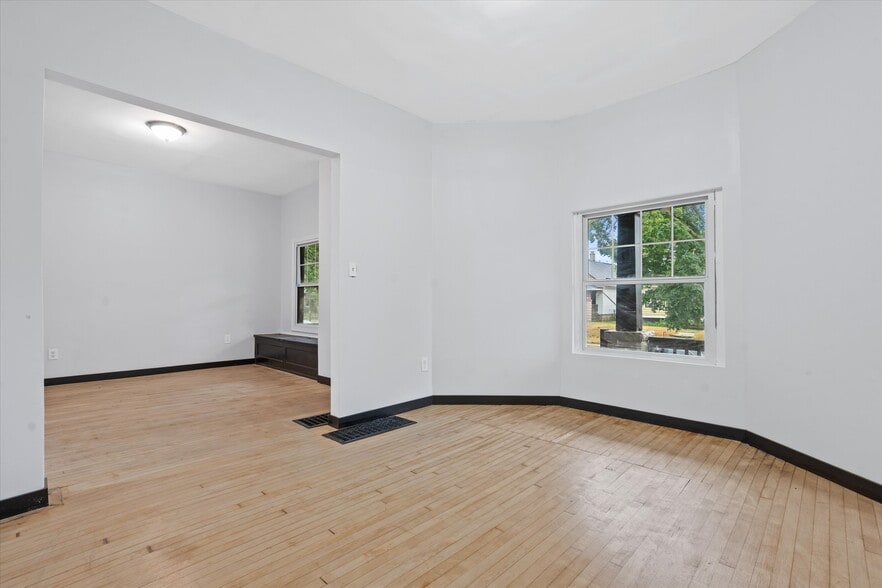 More Photos Of 1322 W Concordia Ave, Milwaukee Multifamily For Sale