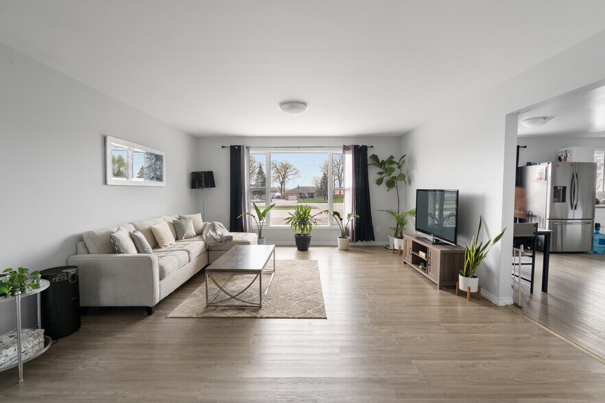 More Photos Of 2024 Dufferin Av, Wallaceburg Apartments For Sale