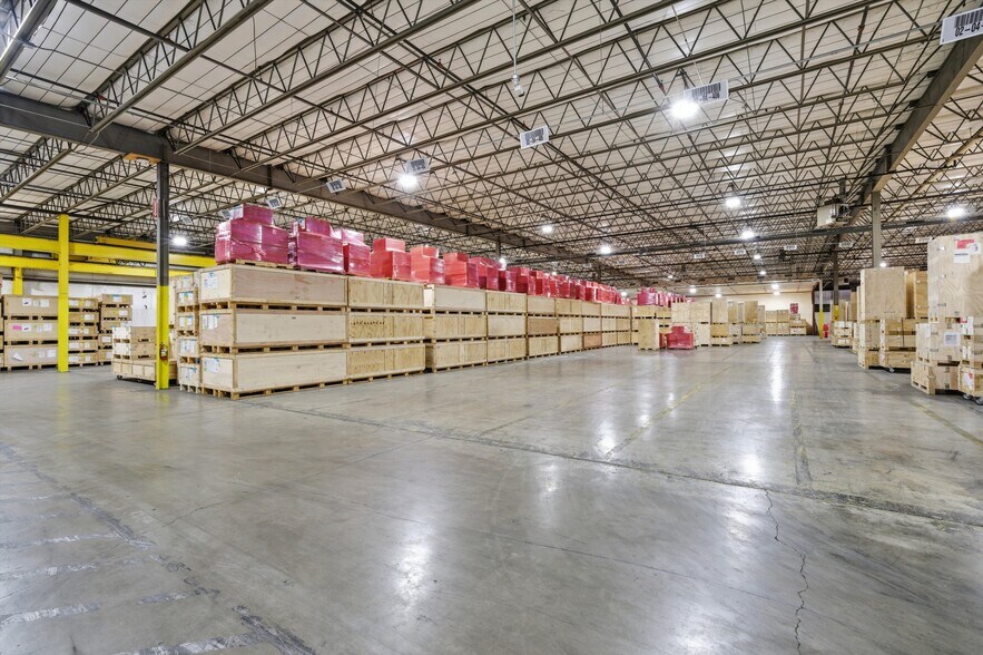 More Photos Of 700 W Loop 340, Woodway Warehouse For Lease