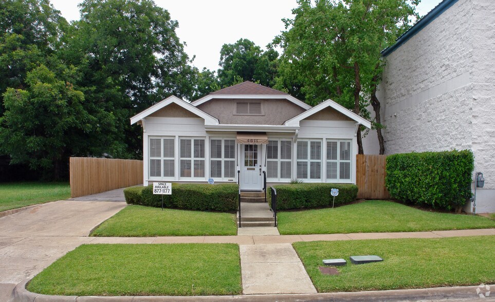 More Photos Of 4611 Bryce Ave, Fort Worth Office For Lease