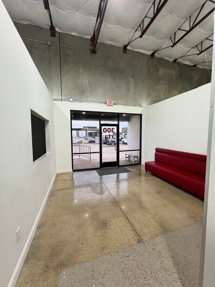 More Photos Of 10939 Shady Trl, Dallas Distribution For Lease