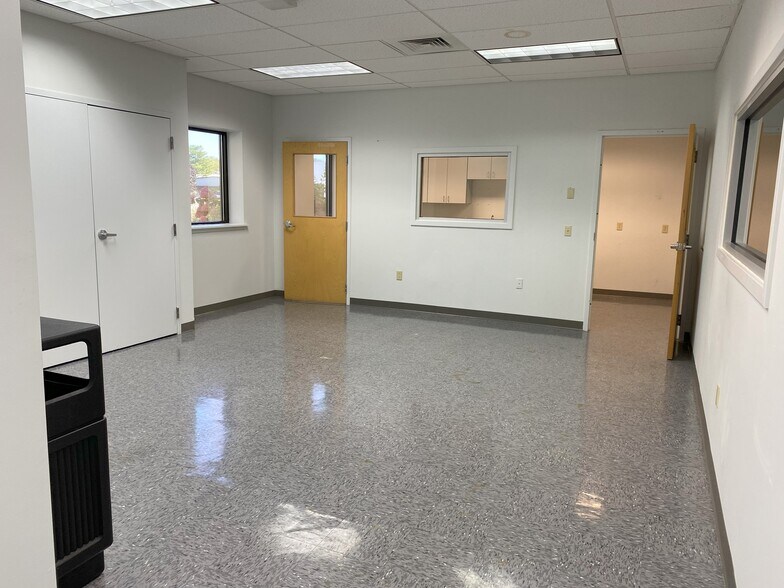 More Photos Of 20 Commercial St, Branford Research And Development For Lease